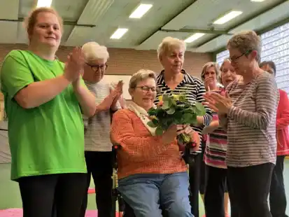 Zum Abschied bekam Karin Jessen von der Wirbelsäulengymnastikgruppe einen Blumenstrauß überreicht.