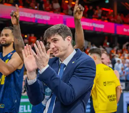 Baskets-Trainer Pedro Calles (hier nach dem Sieg in Vechta) und sein Team haben gute Chancen, zumindest die sogenannten Play-Ins zu erreichen.