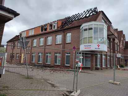 Nach dem Brand des Wohn- und Geschäftshauses am Samstag an der Hauptstraße in Wiesmoor ist dieses unbewohnbar. Die Stadt sucht nun Wohnungen für die Brandopfer.
