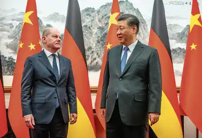 Bundeskanzler Olaf Scholz (SPD) wird von Chinas Staatspräsident Xi Jinping im Pekinger Staatsgästehaus begrüßt. Der Besuch bei Xi ist der Höhepunkt der dreitägigen Reise Scholz’ durch China.