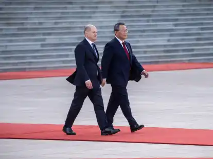 Empfang mit militärischen Ehren vor der Großen Halle des Volkes in Peking: Bundeskanzler Olaf Scholz (SPD) wird von Chinas Ministerpräsident Li Qiang begrüßt.