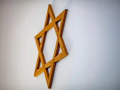 Ein Davidstern hängt an der Wand. «Man muss Antisemitismus sichtbar machen, um ihn bekämpfen zu können», sagt die Antisemitismusbeauftragte der Europäischen Kommission, Katharina von Schnurbein.