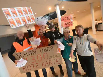 Protest gegen den Stadionbau: Auch Gegner des Vorhabens waren in der Ratssitzung dabei.