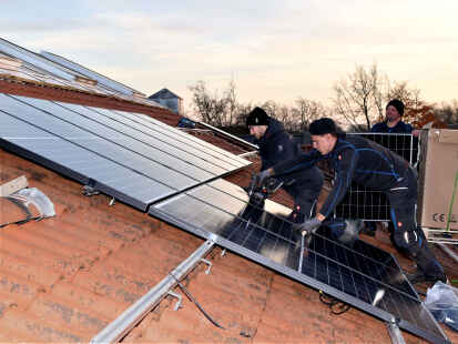 Profis für die Installation von Photovoltaikanlagen – hier auf dem Rathaus Ganderkesee – werden gebraucht.