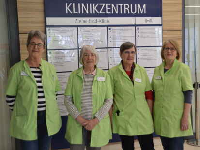 Markenzeichen grüner Kittel: Helga Bockmeyer, Edith Freude, Veronika Ehnes und Ingrid Goers-Saathoff (von links) gehören neben weiteren fünf Ehrenamtlichen zum Begleitdienst im Klinikzentrum.
