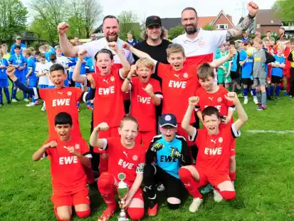 Erinnerungsfoto mit Torsten Frings (hinten, Mitte): Die E-Junioren des VfL Wildeshausen haben beim EWE Cup die Endrunde erreicht.