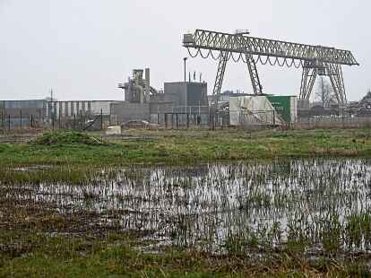 Das ehemalige Schlachthofgelände am Ems-Jade-Kanal in Wilhelmshaven. Im Hintergrund ist das Gelände des Metallverwerters Alba zu sehen.
