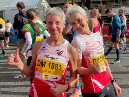 Daumen hoch: Marlen Webersinke (links) und Ulrike Held vom Vareler TB haben bei den deutschen Meisterschaften im Marathon geglänzt.