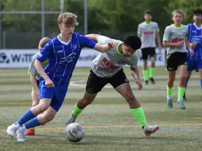 Blau am Ball: Die C-Junioren des FC Rastede gewannen auch das zweite Derby gegen den JFV Edewecht II.