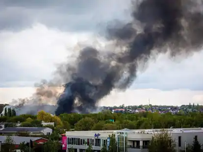 Rauch steigt bei dem Gro&szlig;brand in einem Braunschweiger Industriegebiet in den Himmel.