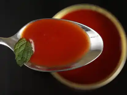 Diese Tomatensuppe hat wohl keinen Nylonstrumpf gesehen: In dieser Woche macht sich Hans Meinen in der Kolumne Up'n Punkt brocht Gedanken über klare Tomatensuppe.