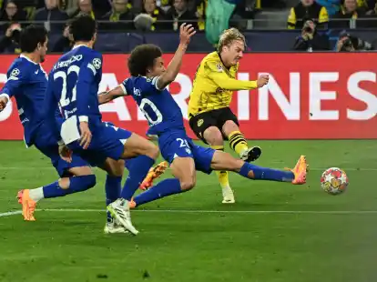 Dortmunds Julian Brandt (r) erzielt das Tor zum 1:0 gegen Atl&eacute;tico Madrid.