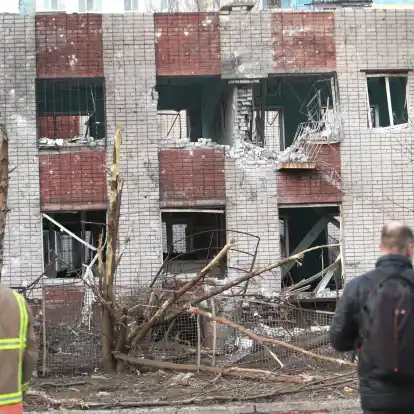 Infolge eines russischen Raketenangriffs auf einen Kindergarten und eine Hochschule sind in der ukrainischen Großstadt Dnipro mehrere Menschen, darunter auch Kinder, verletzt worden.