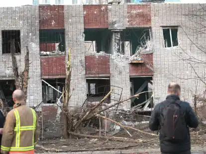 Infolge eines russischen Raketenangriffs auf einen Kindergarten und eine Hochschule sind in der ukrainischen Großstadt Dnipro mehrere Menschen, darunter auch Kinder, verletzt worden.