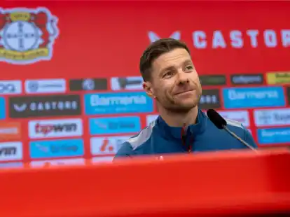 Trainer Xabi Alonso kann mit Leverkusen das Triple holen.