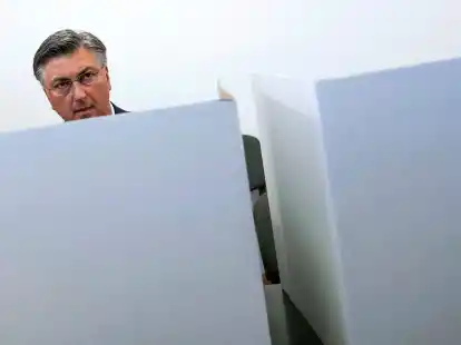 Der amtierende kroatische Ministerpräsident Andrej Plenkovic während seiner Stimmabgab in einem Wahllokal in Zagreb.