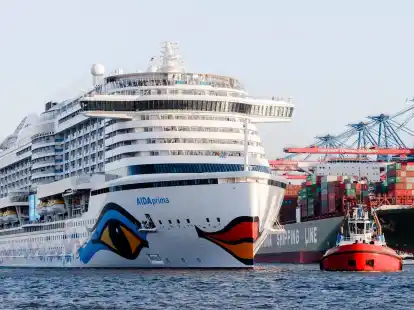 Das Kreuzfahrtschiff «Aida Prima» fährt in Hamburg in den Hafen. Aida Cruises hat geplante Reisen durch das Rote Meer abgesagt und alternative Routen aufgelegt.