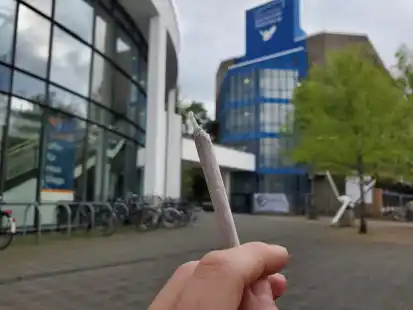 Darf auf dem Campus gekifft werden? Dieser &bdquo;Joint&ldquo; f&uuml;rs Foto ist nur mit normalem Tabak gef&uuml;llt.