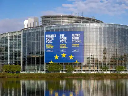 Werbung für die Europawahl in Französisch, Englisch und Deutsch hängt an der Nordseite des Europäischen Parlaments in Straßburg. In wenigen Wochen – Anfang Juni – finden die Europawahl statt.
