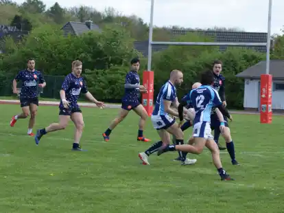 Durchgesetzt haben sich die Northern Lions (hellblaue Trikots) in der Verbandsliga Nord gegen die Rugby-Spielgemeinschaft Göttingen/Kassel.