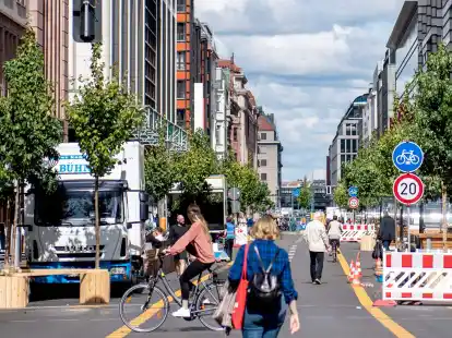 So nutzten Radfahrer und Fußgänger in Berlin die zeitweise autofreie Friedrichstraße.