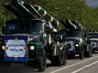 In Teheran werden zum Tag der Armee Raketen auf Lastwagen transportiert. Bei einem Auftritt bei der Parade warnte der iranische Präsident Raisi Israel vor jeder militärischen Aktion gegen den Iran.