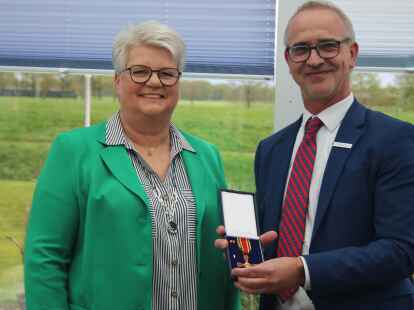Feierlicher Moment: Rita Cramer erhielt das Bundesverdienstkreuz aus den Händen von Thomas Kappelmann.