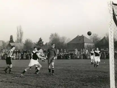 Josef Gerst (BVC, ganz links) schaut gebannt dem Ball hinterher.