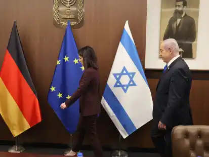 Israels Premierminister Benjamin Netanjahu (r) begrüßt die deutsche Außenministerin Annalena Baerbock (Bündnis 90/Die Grünen) vor einem gemeinsamen Treffen.