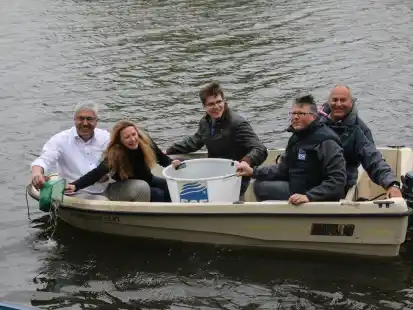 Bremerhavens Oberbürgermeister Melf Grantz (links, weißes Hemd) fasst selbst mit an, wenn die kleinen Aale vom Boot aus ins Wasser gelassen werden. Diesmal will das Land Bremen die Maßnahme finanziell nicht mehr fördern.