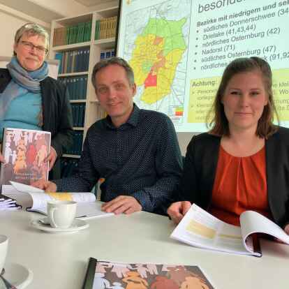 Sie stellten den ersten Armutsbericht der Stadt vor: (v.l.) Susanne Jungkunz, Gunnar Rohde und Dr. Wiebke Friedrich.