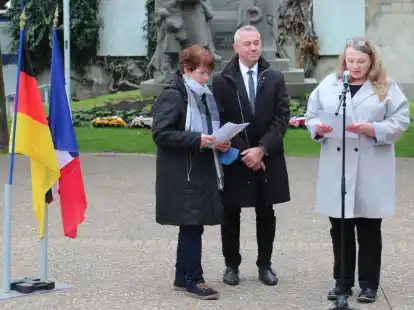 Deutsch-französische Freundschaft: Edith Zurhold-Duvieuxbourg, Joachim Moyse und Claudia Tönjes bei einer Gedenkveranstaltung in St.-Étienne-du-Rouvray