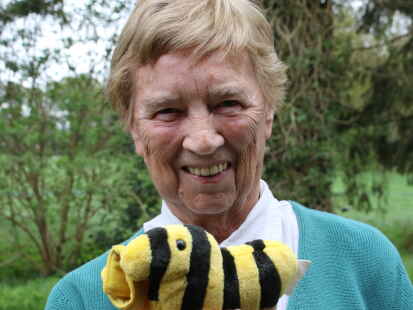 Bis heute fühlt sich Margarete Wempen (92) Janosch verbunden. Hier zeigt sie die bekannte Janosch-Tigerente.