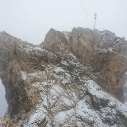Nebelwolken und Schneetreiben im Juli 2023 auf der Zugspitze (2962 Meter).