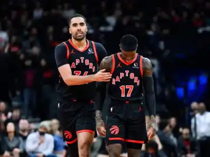 Basketball-Profi Jontay Porter (l) spielte bei den Toronto Raptors zeitweilig auch mit Dennis Schr&ouml;der zusammen.