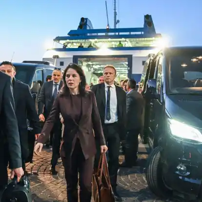 Von Israel nach Italien: Außenministerin Annalena Baerbock (M) kommt auf Capri mit der Fähre zu dem Treffen der G7-Außenminister an.