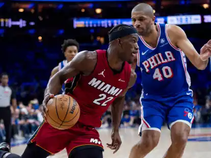 Jimmy Butler (l) von den Miami Heat zieht gegen Nicolas Batum von den Philadelphia 76ers zum Korb.