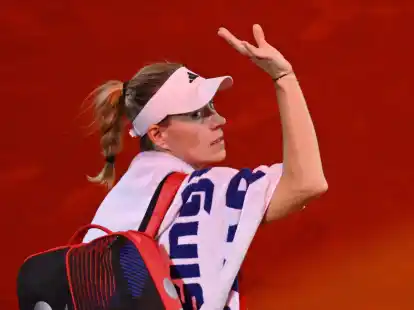 Angelique Kerber verl&auml;sst nach ihrer Niederlage den Centre Court in Stuttgart.