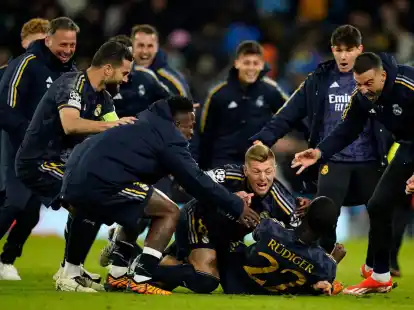 Bereit f&uuml;r Bayern: Kroos und Co. feiern R&uuml;diger nach seinem verwandelten Elfmeter.