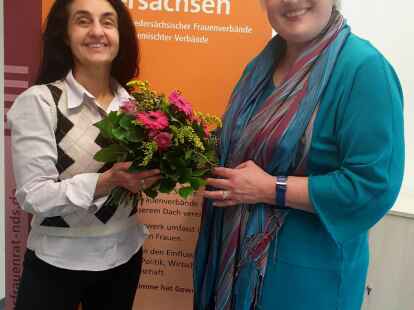 Neue Gesch&auml;ftsf&uuml;hrerin des Landesfrauenrates:  Francesca Ferrari (links) wird von Dr. Barbara Hartung begr&uuml;&szlig;t.