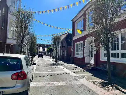 Die Innenstadt in Esens kann man durchaus mit dem Auto durchfahren. Wie hier in der Westerstra&szlig;e.