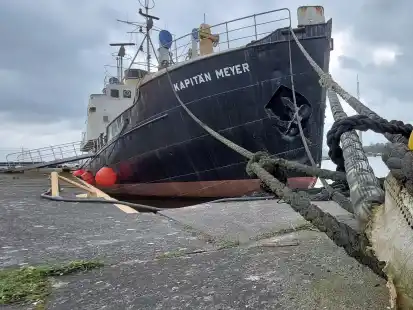 Der ehemalige Tonnenleger „Kapitän Meyer“ soll im Idealfall 2026 frisch saniert zurück am Bontekai sein.