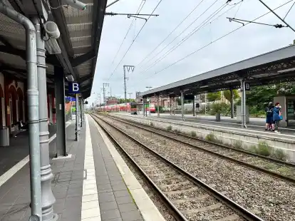 Ein nahezu menschenleerer Bahnhof in Leer. Bald k&ouml;nnten auch hinter den Bahnschaltern in Leer, Emden und Norden die Menschen fehlen.