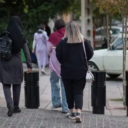 Frauen mit und ohne Kopftuch sind in Teheran unterwegs.