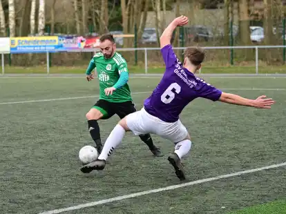 FSV-St&uuml;rmer Falko Weis (in Gr&uuml;n, 20 Treffer) trifft auf den Toptorj&auml;ger der Kreisliga.