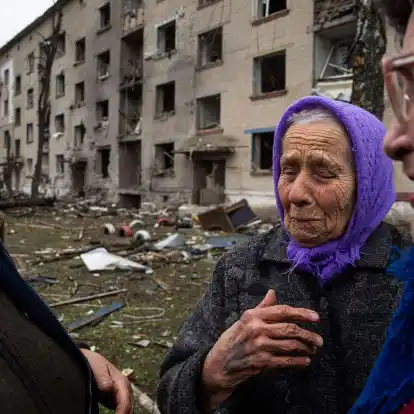 Frauen stehen in Lukiantsi in der Region Charkiw vor einem Haus, das durch einen russischen Luftangriff schwer beschädigt wurde.