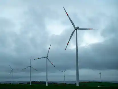 Auch bei Regenwetter produzieren Windkraftanlagen Strom. Bürger und KOmmunen und Niedersachsen sollen stärker vom Ausbau der Windenergie profitieren.