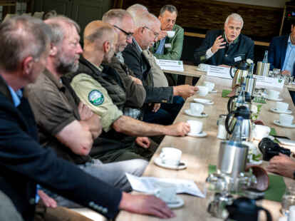 Das war vor einem Jahr: Mitglieder der Jägerschaften bei einem Treffen zur „Auricher Erklärung“. Angesichts wiederholter gerissener Schafe fordern die zehn niedersächsischen Küstenjägerschaften und die Landesjägerschaft Bremen die Einrichtung von wolfsrudelfreien Zonen entlang der Nordseeküste.