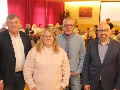 Astrid Barre, Vorsitzende des B&uuml;rgervereins Middelsf&auml;hr-Roffhausen, mit (von links) B&uuml;rgermeister Gerhard B&ouml;hling sowie Frank Schweppe und Andreas B&uuml;ttler vom Bauamt der Stadt.