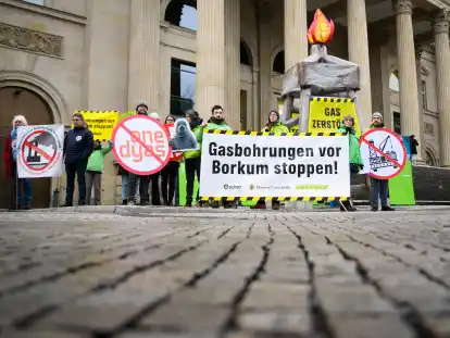 Mehrere Umweltschutzorganisationen demonstrieren vor dem niedersächsischen Landtag gegen die geplanten Gasbohrungen vor Borkum. Am Donnerstag erteilte das Verwaltungsgericht in Den Haag einen Baustopp für die Gasbohrungen in der Nordsee.